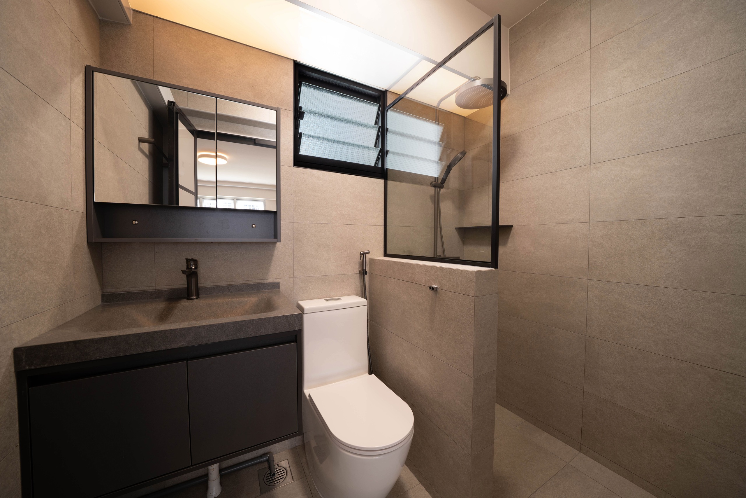 HDB bathroom with dry and wet separation